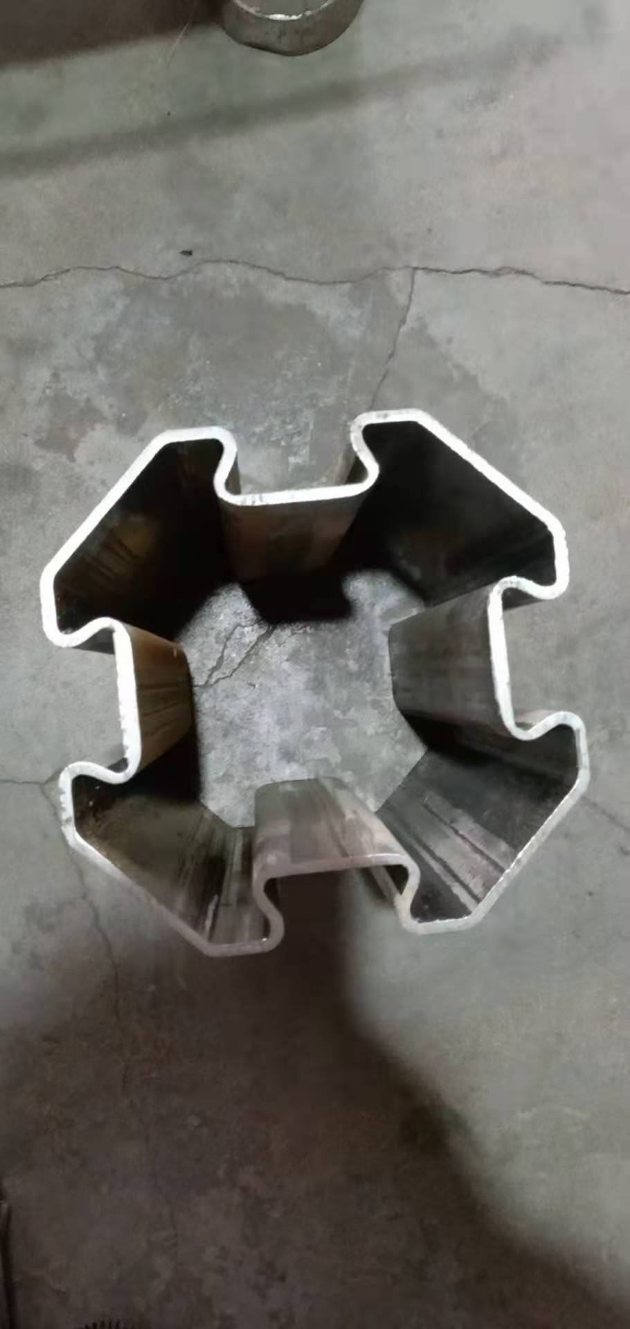 現(xiàn)貨Q235家具用橢圓管黑退光亮橢圓管50*100<a href='http://www.goahoqp.cn/' target='_blank' style='color:#0000FF; text-decoration:underline;'>異型管</a>材質(zhì)規(guī)格多樣 現(xiàn)貨Q235家具用橢圓管黑退光亮橢圓管50*100異型管材質(zhì)規(guī)格多樣